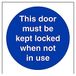 VSafety 18012AF-S "Deze deur moet worden vergrendeld wanneer niet in gebruik" Verplichte borden, zelfklevend Vinyl, Vierkant, 100 mm x 100 mm, Blauw