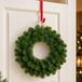 Kunststof kerstkrans - D45 cm - groen - incl. deurhanger rood - deurkrans