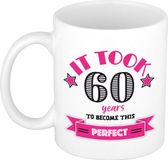 Bellatio Decorations Verjaardag cadeau mok 60 jaar - roze - grappig - 300 ml - keramiek