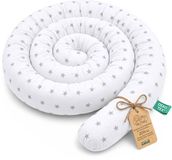 Totsy baby ASE Spolka Akcyjna XXL bedslang bedkussen voedingskussen bedrol bedrandbescherming sierkussen bedomranding slang XL handgemaakt Grijze sterren op wit 200 cm Oeko-Tex-certificaat