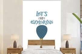 Nr1Wallpaper Behang - Fotobehang Kinderillustratie van een luchtballon met de quote Let's go exploring - Breedte 195 cm x hoogte 300 cm