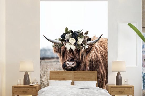 Nr1Wallpaper Behang - Fotobehang Schotse Hooglander - Gras - Bloemen - Breedte 180 cm x hoogte 280 cm