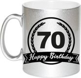 Bellatio Decorations Zilveren Happy Birthday 70 years cadeau mok / beker met wimpel - 330 ml - keramiek - verjaardags koffiemok / theebeker
