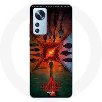 Maniacase Hoesje voor Xiaomi Mi 12 / 12X Stranger Things Seizoen 4 Poster Crews Nieuwe Theorie
