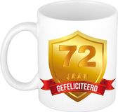 Bellatio Decorations Leeftijd cadeau koffiemok - 72 jaar - Gefeliciteerd - Gouden schild en wimpel - jubileum - verjaardag - beker - 300 ml - wit