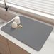 Tapis égouttoir 30x40 cm – Super absorbant, pliable, antidérapant, séchage rapide pour plan de travail, bar, machine à café, gris clair
