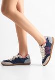 Woden Sneakers Nanna Beige met lichtblauw suède en donkerblauw stof dames sneakers in retro stijl met fel roze details. Voorzien van het bekende, comfortabele, Woden kurk voetbed.