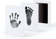 Baby's Essentials 2 Stuks Baby handafdruk en voetafdruk fotokaartje - Baby cadeau - Gipsafdruk alternatief - Rode inkt