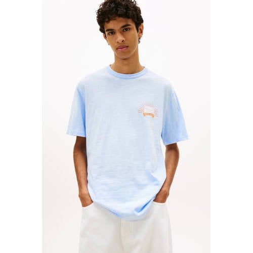 Tommy Jeans relaxed T-shirt met backprint lichtblauw