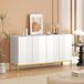 Buffet design graphique, avec 2 portes, étagères réglables, finition bois blanc et métal doré