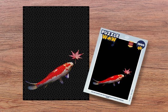 MuchoWow Puzzel Een koi karper met een esdoornblad donkere vijver - Legpuzzel - Puzzel 1000 stukjes volwassenen