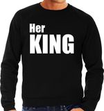Bellatio Decorations Her king sweater / trui zwart met witte letters voor heren – geschenk - bruiloft / huwelijk – fun tekst truien / grappige sweaters voor koppels S