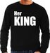 Bellatio Decorations Her king sweater / trui zwart met witte letters voor heren – geschenk - bruiloft / huwelijk – fun tekst truien / grappige sweaters voor koppels S