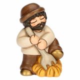 THUN - Man met hooivork en bruin hooi van keramiek, 5,2 x 4,3 cm, hoogte 7,9 cm, collectie klassieke kribbe