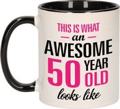 Bellatio Decorations Verjaardag cadeau mok 50 jaar - zwart/roze - grappige tekst - 300 ml - Sarah