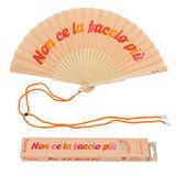 Fisura Originele waaiers met boodschap Non CE la taccio PIU", moderne en kleurrijke houten waaiers, oranje handventilator, hanger inbegrepen, grappig cadeau-idee, 42,5 x 23 cm