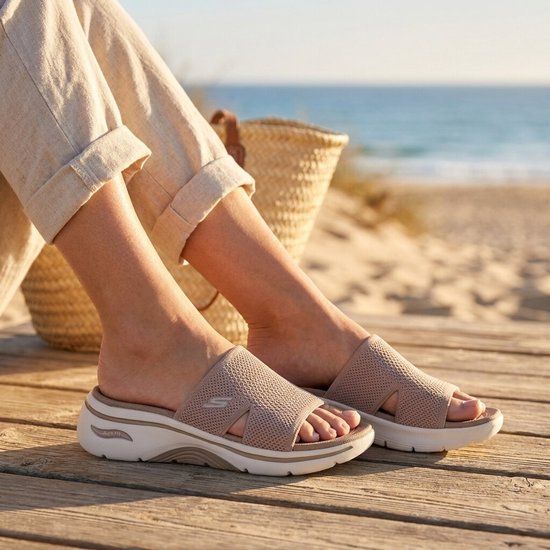 Skechers Go Walk Arch fit 2.0 Slippers beige - Maat 39