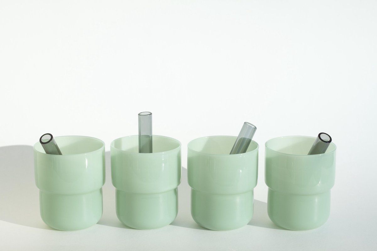 Maarten Baptist 4 borosilicaatglas stapel glazen 250 ml, mint groen jade glas met 4 dikke grijzen glazen rietjes. 100% vaadwasser veilig Nederlands ontwerp