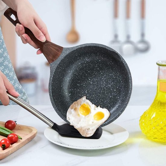 Anti-aanbakpan 22 cm voor inductiekookplaat, granieten omeletpan, 8,7 inch kleine pan, PFOA-vrije eierpan, koekenpan met ergonomisch bakeliet handvat, aluminium campingpan geschikt voor alle