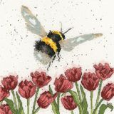Bothy Threads Borduurpakket FLIGHT OF THE BUMBLE BEE - HANNAH DALE - XHD41