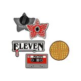 Cinereplicas Stranger Things Seizoen 1 Set Met Spelden Van Zinklegering Rood