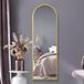 MirrorOutlet Volledige lengte gouden grote hoge gebogen metalen moderne wandspiegel: 160 x 53 cm