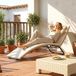 Transat de jardin en résine tressée, bain de soleil courbe S naturelle, structure en acier robuste, coussin crème inclus, fauteuil relax extérieur élégant