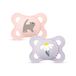 MAM Originele fopspeen 2-6 maanden (2 stuks), MAM fopspeen 2-6 maanden met orthodontische siliconen speen, set van 2 babyaccessoires met praktische sterilisator fopspeenhouder, roze/lila
