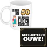 Bellatio Decorations Verjaardag cadeau koffiemok - thema 50 jaar - man - luid/duidelijk - met gefeliciteerd ouwe wenskaart - A5 - leeftijd humor