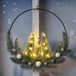 LED metalen decoratiering met dennenbomen en kerstballen - 30 cm - kerst deco ophanger warm wit verlicht batterij aangedreven - Advent winter krans met sierversiering om op te hangen kerstdecoratie