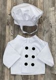 Living Puppets poppenkleding kokskleding 2 delig voor handpop van 65cm