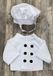 Living Puppets poppenkleding kokskleding 2 delig voor handpop van 65cm