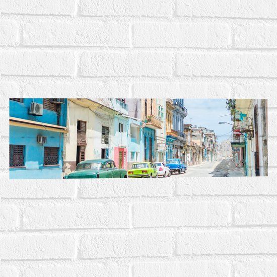 Merkloos Muursticker - Gekleurde Geparkeerde Auto's in Kleurrijke Straat - Cuba - 60x20 cm