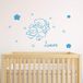 Gepersonaliseerde Ambiance Sticker s Gepersonaliseerde voornaam | Ouson in het vliegtuig zelfklevende sticker - wanddecoratie kinderkamer | 2 planken 30 x 30 cm en 40 x 25 cm - ijsblauw