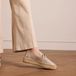 Manfield - Dames - Goudkleurige leren espadrilles met gouden chain - Maat 42