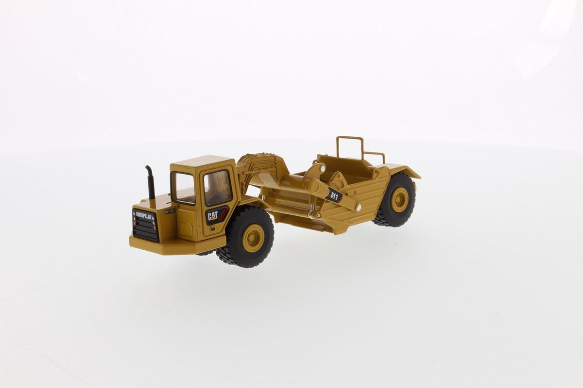 Diecast Masters Cat 611 Scraper - 1:64 - Geel
