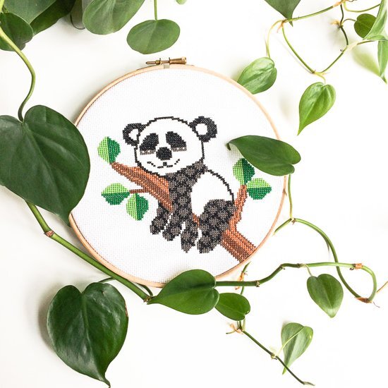 Studio Koekoek Panda Borduurpakket - beer borduurpakket - modern borduurpakket voor volwassenen. botanische borduurpakketten geboorte borduurpakket inclusief borduurring en DMC garen