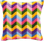 VERVACO Borduurpakket Kussen KLEURRIJKE GOLVEN Handwerkpakket voor Sierkussen 40 x 40 cm Langsteek Borduurwerk Snel & Makkelijk voor Beginners DIY Kit Woondecoratie Knutselen voor Volwassenen