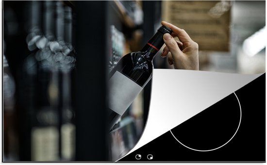 KitchenYeah® Inductie beschermer 77x51 cm - Vrouw die een wijnfles pakt - Inductie kookplaat accessoire - Multicolor