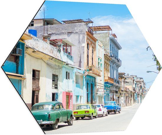 Merkloos / Sans marque Dibond Hexagon - Gekleurde Geparkeerde Auto's in Kleurrijke Straat - Cuba - 70x60.9 cm