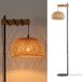 Alpinaluz Lampe sur pied avec abat-jour en rotin naturel, fait main, structure noire et bois, socle ultra-fin, interrupteur au pied, style bohème moderne, hauteur 157 cm, E27