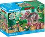 PLAYMOBIL Triceratops avec bébé et explorateur, dinosaure, 29 pièces, set de jeu coloré