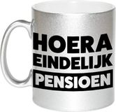 Bellatio Decorations Pensioen mok / beker zilverkleurig - hoera eindelijk met pensioen - 330 ml - VUT