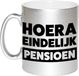 Bellatio Decorations Pensioen mok / beker zilverkleurig - hoera eindelijk met pensioen - 330 ml - VUT