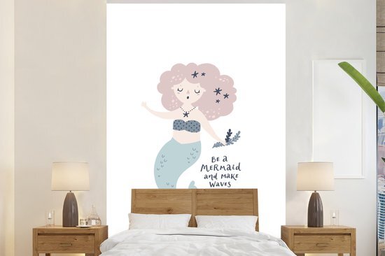 Nr1Wallpaper Behang - Fotobehang Kinderillustratie van een zeemeermin met de quote Be a mermaid and make waves - Breedte 225 cm x hoogte 350 cm