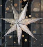 BRUBAKER 60 cm Papieren Kerstster om op te Hangen - LED Adventsster voor Kerstdecoratie en Raam - 3D Papieren Ster met Timer Functie - Hangende Lichtster - Verlichtbaar met Batterij - Zilver