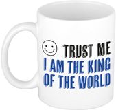 Bellatio Decorations Bellatio Decoration Cadeau koffie/thee mok - trust me King of the world - blauw - keramiek - 300 ml