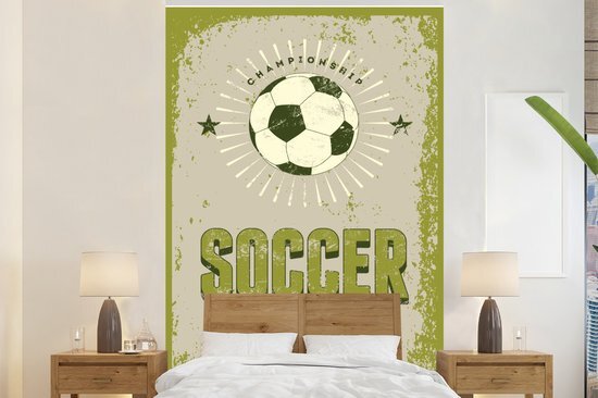 Nr1Wallpaper Fotobehang Vintage Voetbal - Vintage illustratie van voetbal met quote Soccer in groen fotobehang vinyl breedte 145 cm x hoogte 220 cm - Foto print op vinyl behang (in 7 formaten beschikbaar) - slaapkamer/woonkamer/kantoor