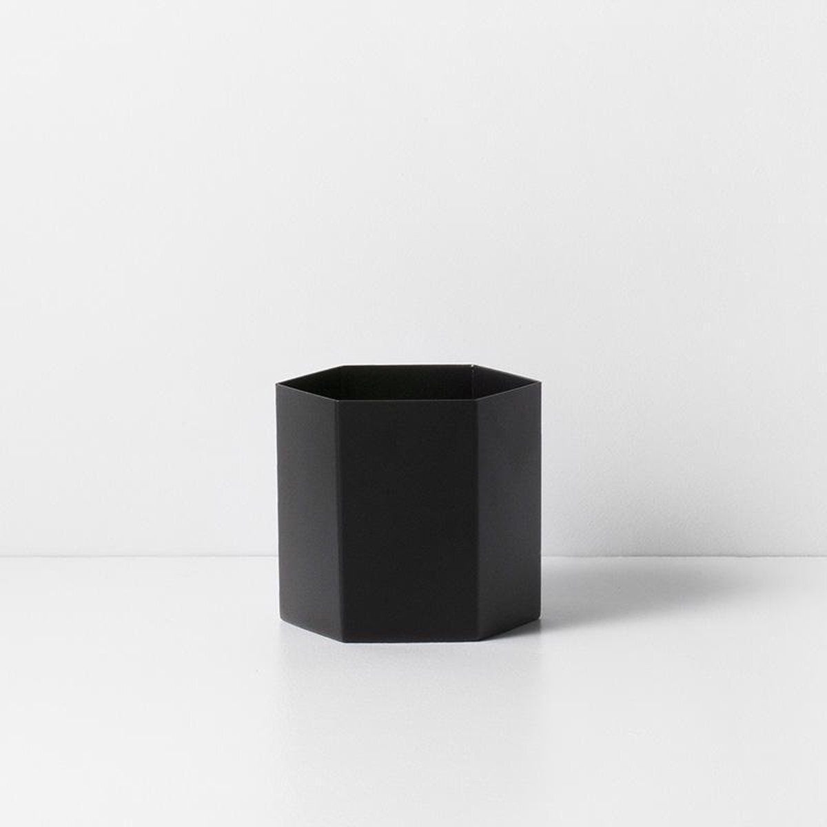 Ferm Living - Hexagon Pot - zwart - Large