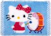 Vervaco Knooptapijt kit - Hello Kitty speelt op trom - Borduurpakket voor kinderen en volwassenen - 55 x 40 cm